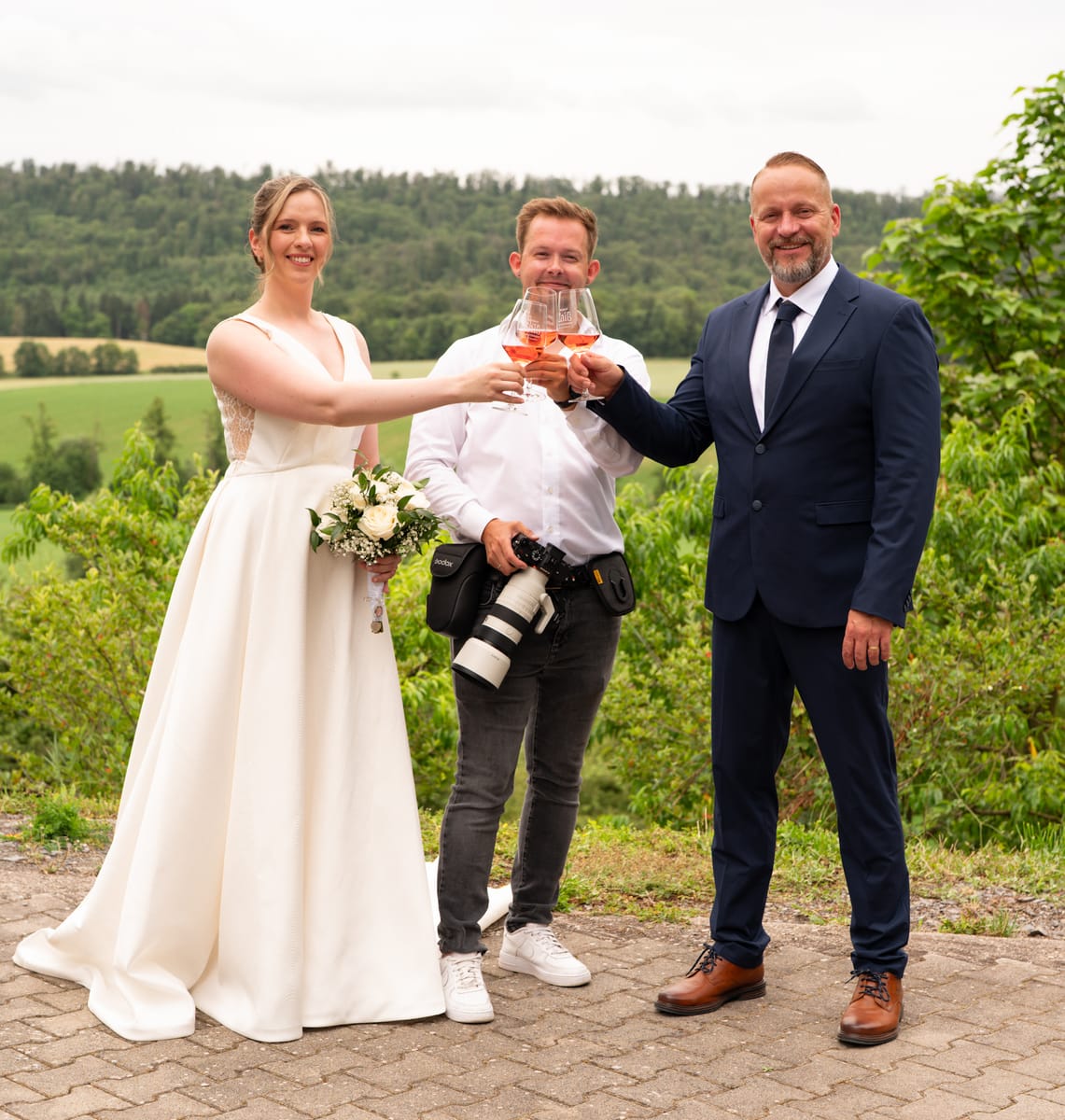 Florian Scheytt mit einem Brautpaar